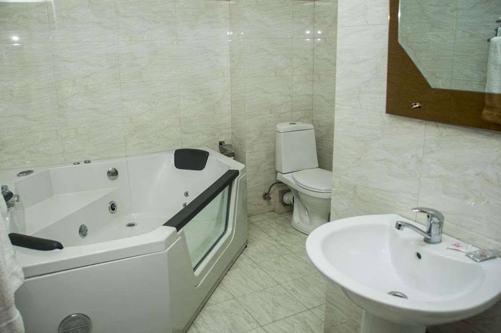 Mirage Hotel Yerevan Exterior photo